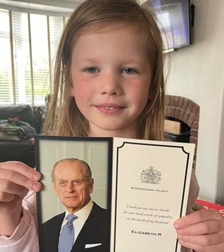 Una nena de 5 años recibió un regalo real tras escribirle una carta a la Reina Isabel por la muerte de Felipe