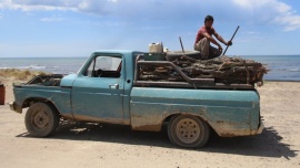 Se quitó la vida el pulpero que se había hecho viral por meterse al mar con su vieja camioneta