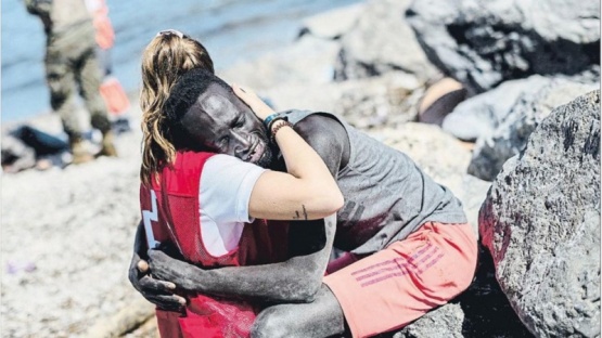 Ataques xenófobos y machistas a la joven de la Cruz Roja que abrazó a un inmigrante