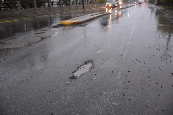 El bache en avenida San Martín. 