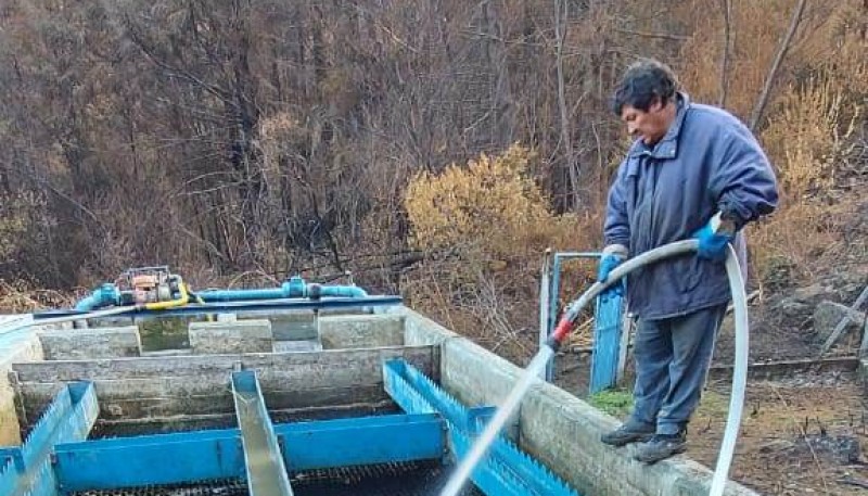 El Gobierno realizó la limpieza y puesta funcionamiento  de un decantador de agua en El Hoyo