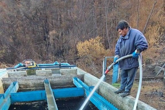 El Gobierno realizó la limpieza y puesta funcionamiento  de un decantador de agua en El Hoyo