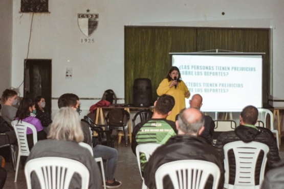 Integrantes del Club Social y Deportivo Dolavon se capacitaron en perspectiva de géneros y diversidad