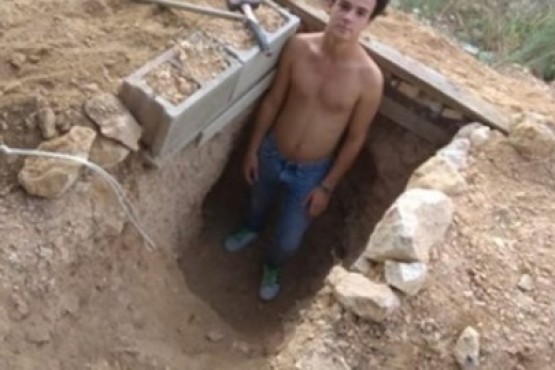 Discutió con su madre, se puso a cavar en el jardín y ahora vive en su cueva