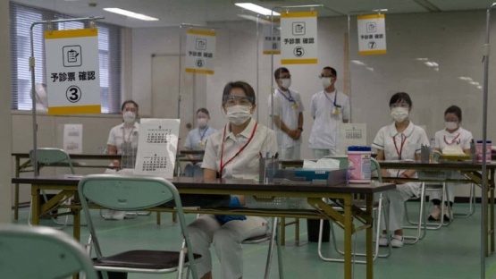 Japón abre vacunódromos para acelerar su lenta campaña de inmunización
