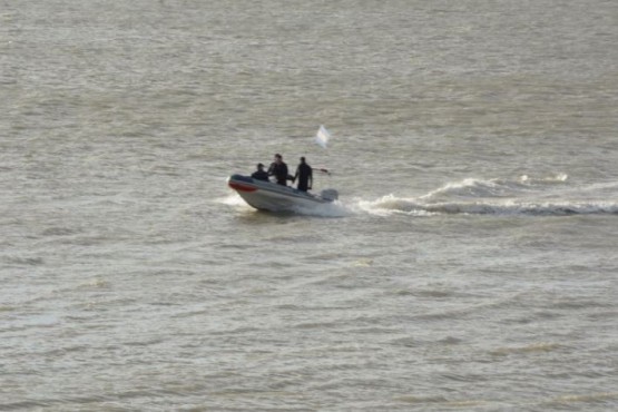 Bomberos rastrillaron el mar en busca de la mujer. (Foto: C.R.)