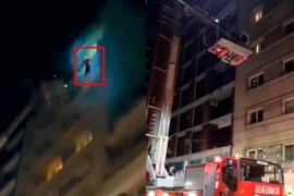 Dramático rescate de un jugador de Rentistas: se colgó del piso 11 para escapar del fuego