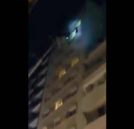 El dramático rescate de un futbolista que quedó colgado de la ventana del piso 11 de un hotel