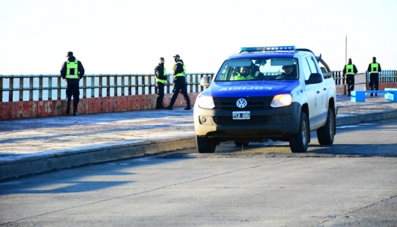 Policía en la Costanera de Río Gallegos (Foto: C.Robledo).