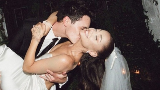 Ariana Grande reveló las primeras fotos de su boda secreta con Dalton Gómez
