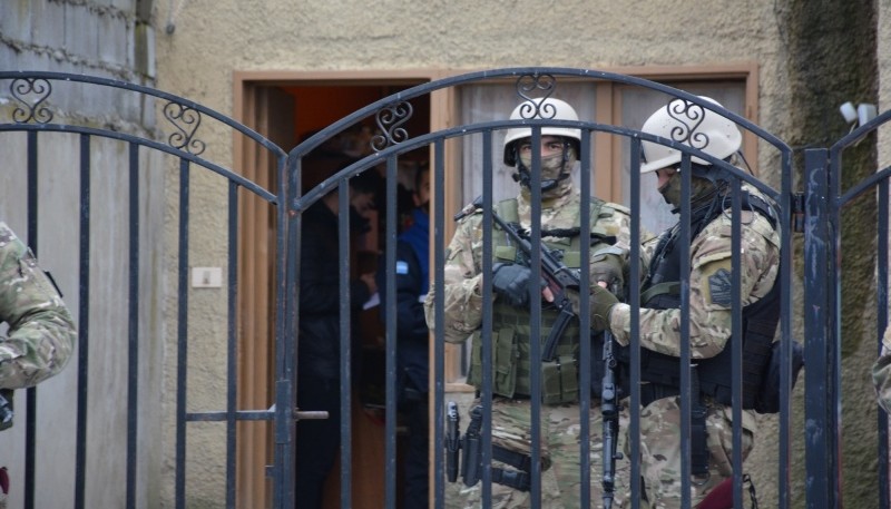  El personal de las Fuerzas Especiales custodió el ingreso a la casa. (Foto: C.R.)