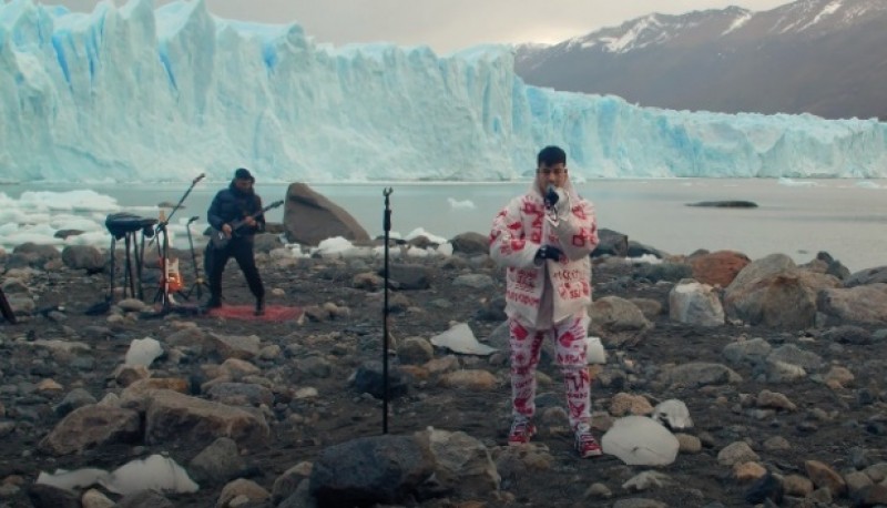 Duki en el Glaciar Perito Moreno (captura de video).