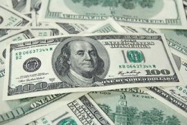 El dólar blue subió $25 en una semana y cerró a $293