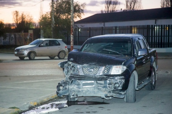 La camioneta presentó una abolladura en el paragolpes del lado derecho. (Foto: C.G.)