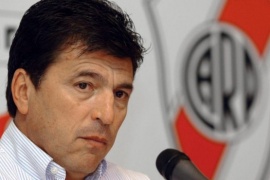 Daniel Passarella rompió el silencio y apuntó contra River