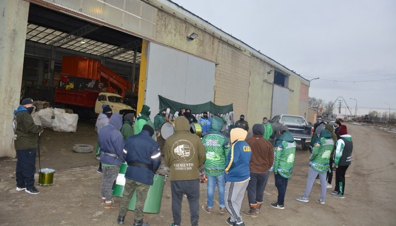 Reclamo de camioneros en el vaciadero municipal. 