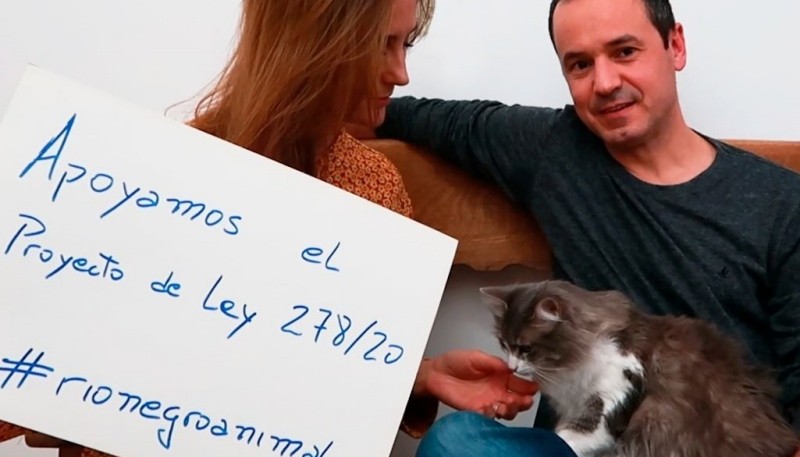 Rochas junto a su familia apoyando un proyecto para el beneficio de los animales.