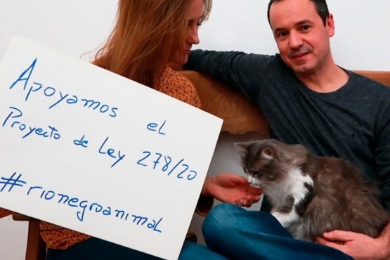 Rochas junto a su familia apoyando un proyecto para el beneficio de los animales.