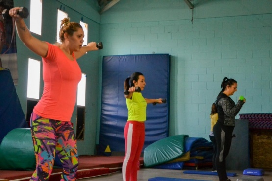 Los vecinos aprovechan las clases en el gimnasio municipal.