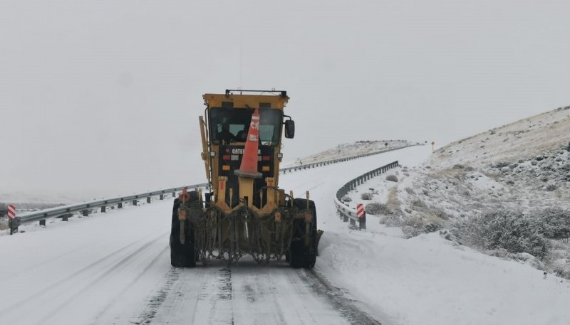 Hay maquinaria despejando la nieve.