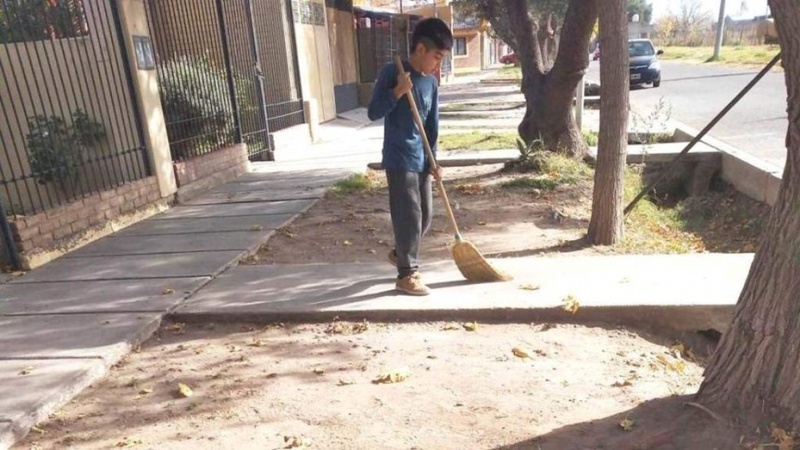 Tiene 10 años y barre veredas para poder comprarse unos guantes y botines.