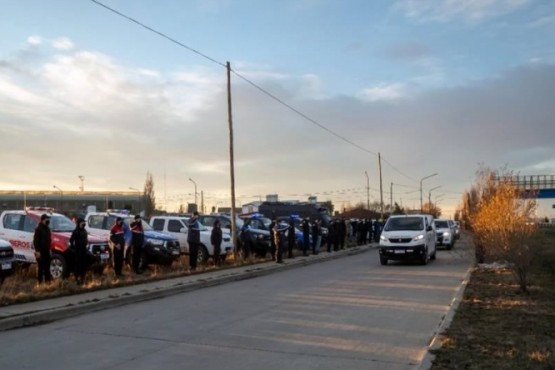 Los policías de las dependencias saludando al Superintendente.