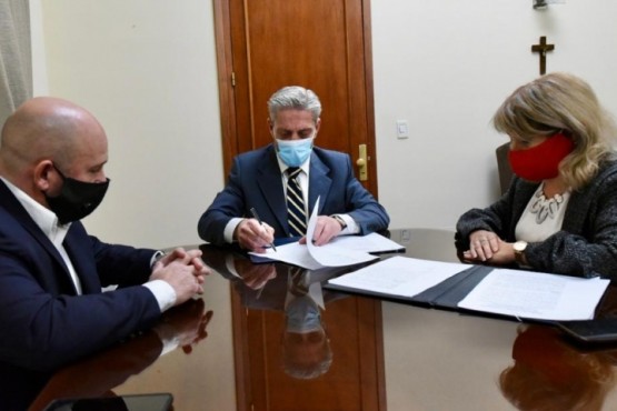 Mariano Arcioni firmó un convenio para la construcción de viviendas a familias de Puerto Madryn