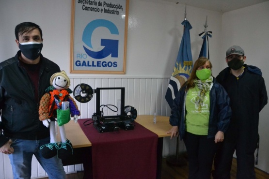 Municipio de Río Gallegos donó impresora 3D a representantes de la Fundación Garrahan