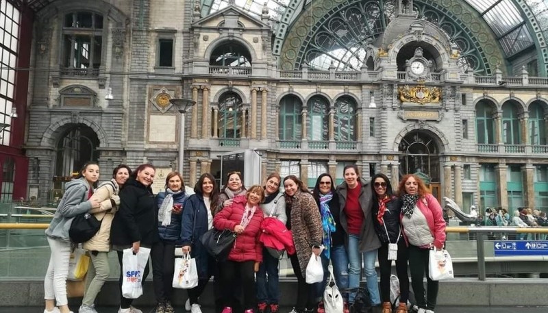 Carolina (la quinta desde la derecha) en Amberes con un grupo de mujeres argentinas durante un paseo. 