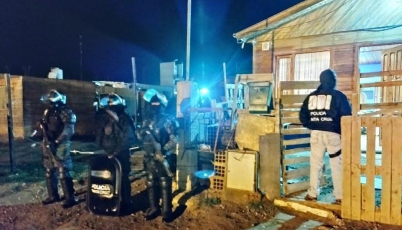 El viernes durante el transcurso de la noche se llevaron a cabo siete allanamientos en la localidad de Caleta Olivia.