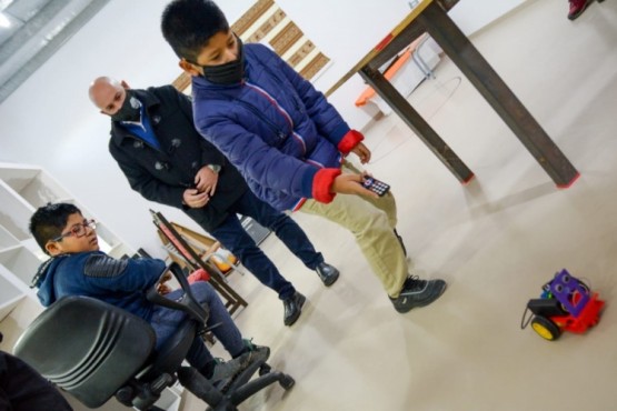 El Intendente visitó a tres niños madrynenses que trabajan creando e innovando con robótica 