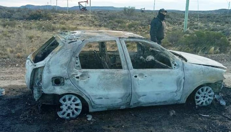 El auto de Soria prendido fuego.