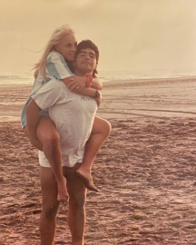 Gianinna Maradona compartió una foto inédita de Diego y Claudia Villafañe en la playa