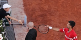 La emoción de un nene al recibir la raqueta de Novak Djokovic tras ganar Roland Garros