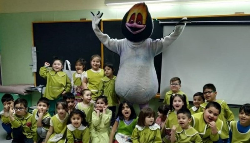 La mascota “Macanudo” (Macá tobiano) en un jardín de infantes, formando parte de los talleres de Educación Ambiental de la Asociación Ambiente Sur.