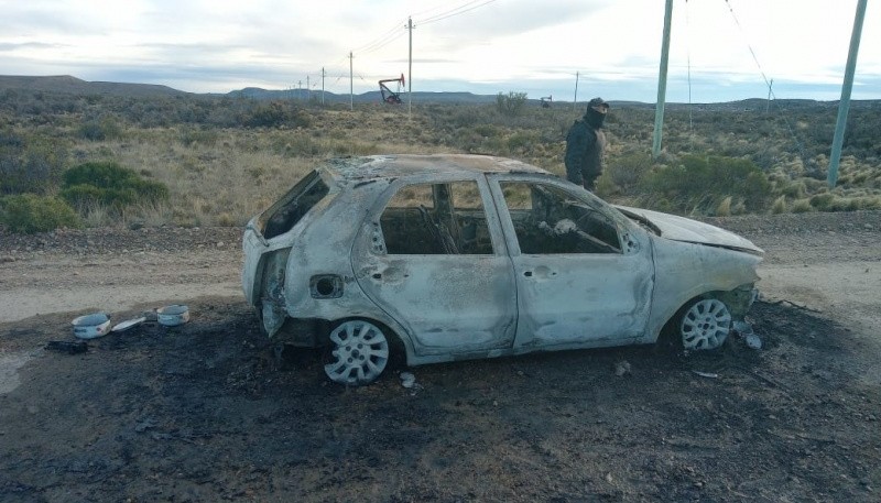 Auto incendiado.