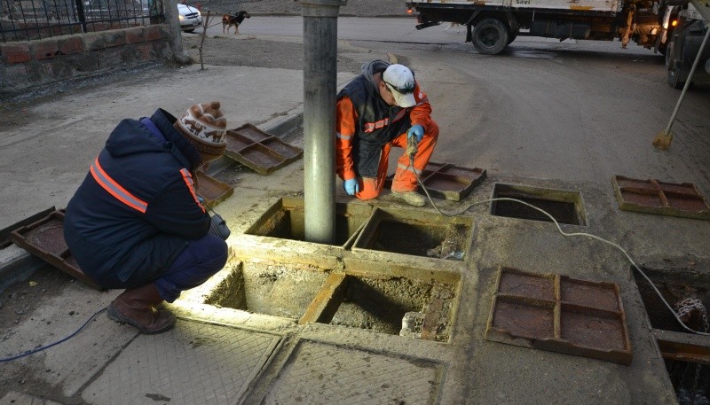 Municipio de Río Gallegos trabaja en la limpieza de estaciones de bombeo