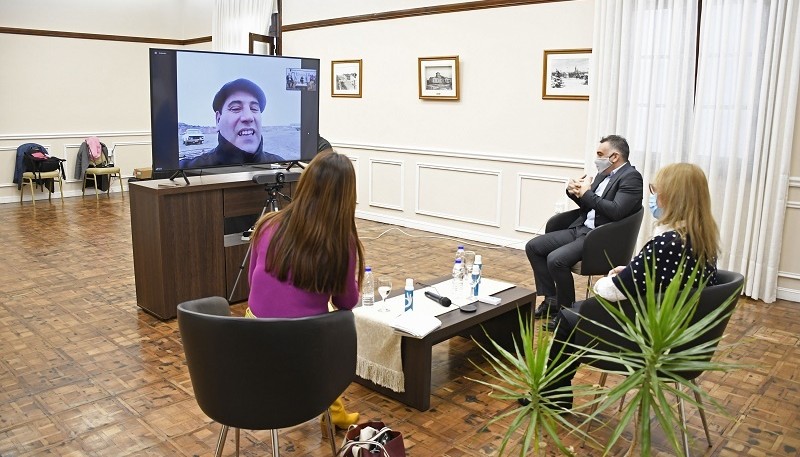 Alicia en diálogo con René, emprendedor de Don Jano, de Caleta Olivia.