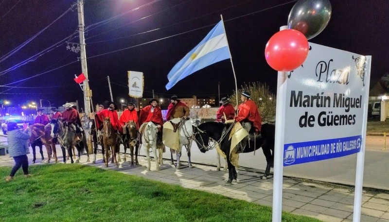 “Guardia bajo la Cruz del Sur” en la Plaza Güemes en Avenida San Martín y Provincias Unidas. 