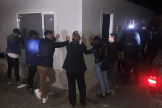 Siguen las fiestas en Río Gallegos: 30 personas en una casa e intentaron agredir a la Policía