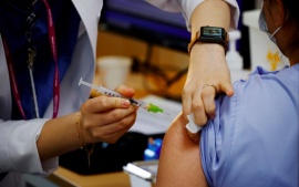 Evalúan incorporar una tercera dosis en la campaña de vacunación contra el coronavirus