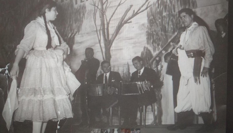 Esta fotografía es una de las más antiguas. Améstica en un festival en los años ´60.