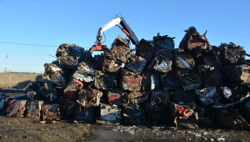 Nueva Santa Cruz tiene a cargo el armado de fardos de chatarra para su envío a plantas recicladoras. (C. R)