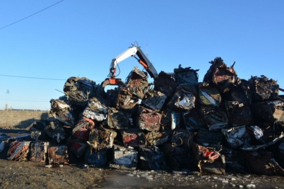 Nueva Santa Cruz tiene a cargo el armado de fardos de chatarra para su envío a plantas recicladoras. (C. R)