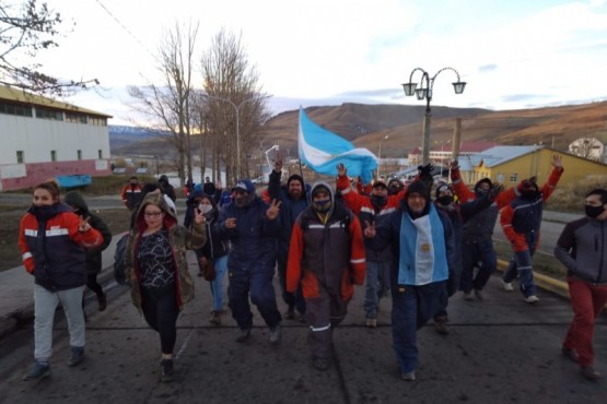 Autoconvocados de YCRT juntan firmas en la Ruta 20: “Reclamos que nos devuelvan el trabajo y dignidad”