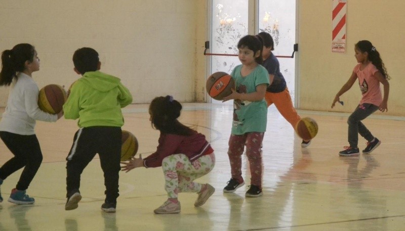 El básquet tiene escuelita en el San Benito.