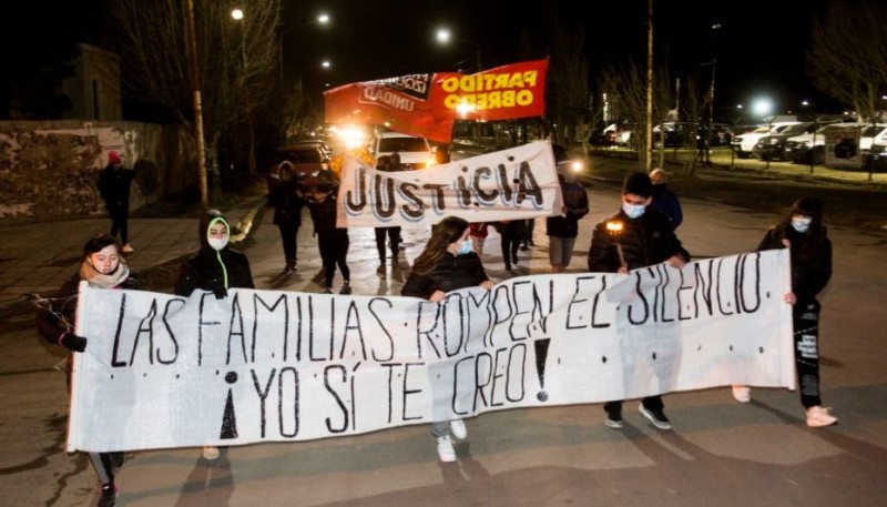 La marcha a pie y en autos inició en la esquina de la Cámara Criminal. (Foto: C.G.)