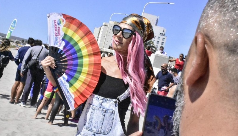Gustavo Sastre anunció que Madryn será sede de la 2° edición de los jugos de playa LGBT+