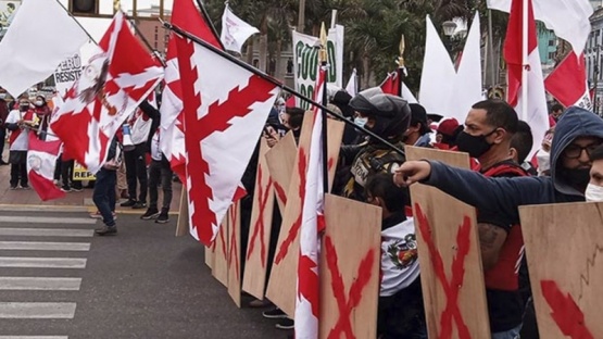 Identifican en Perú un grupo de choque pro-Fujimori con emblemas de la época virreinal