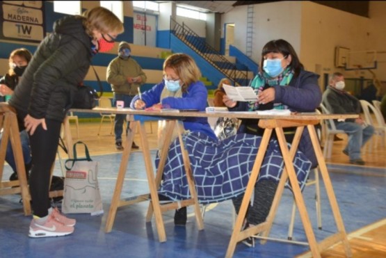 Las personas mayores de 40 años que no hayan recibido la primera dosis ya pueden hacerlo, sin turno previo, dirigiéndose al Ginmasio Municipal N 1 de Trelew.